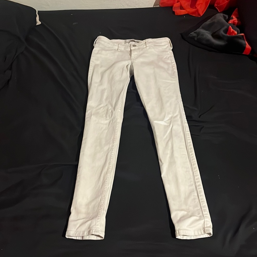 Im selling because the are too tight on me. They are white skinny jeans.